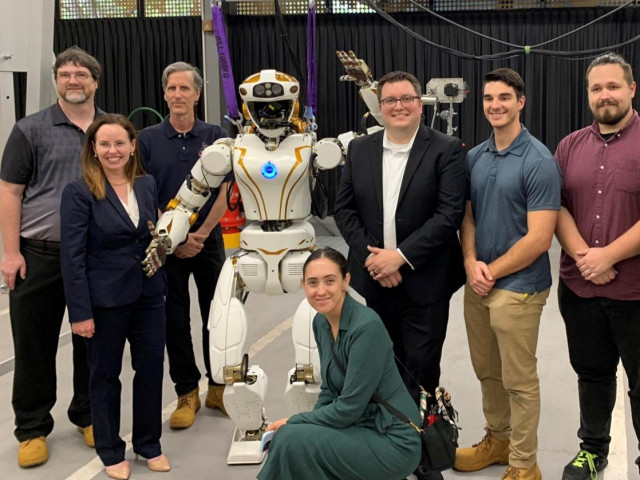 Първият хуманоиден робот на NASA тренира в Австралия