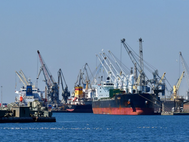 Заличават „Лукойл Нефтохим Бургас“ АД от Регистъра на пристанищните оператори