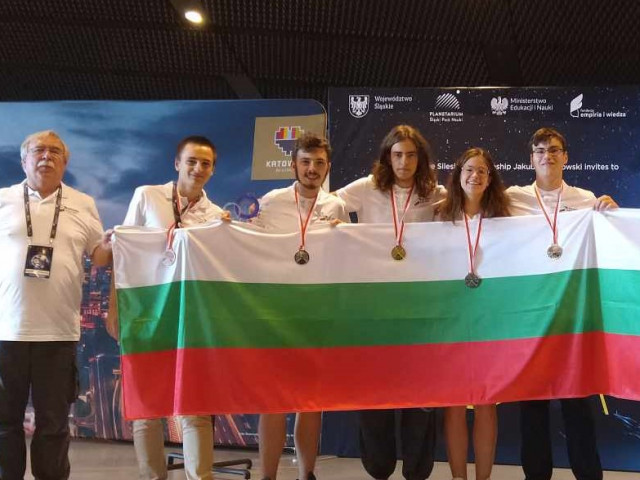 Пет медала за учениците ни по астрофизика на Международната олимпиада в Полша
