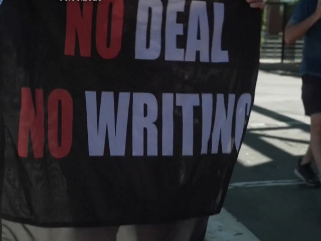 Стачката на сценаристите разрушава икономиката на Холивуд