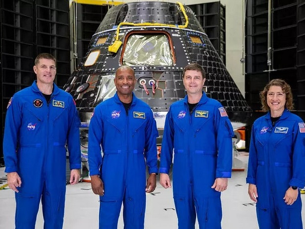 Американските астронавти видяха капсулите, с които ще летят около Луната през 2024 г.