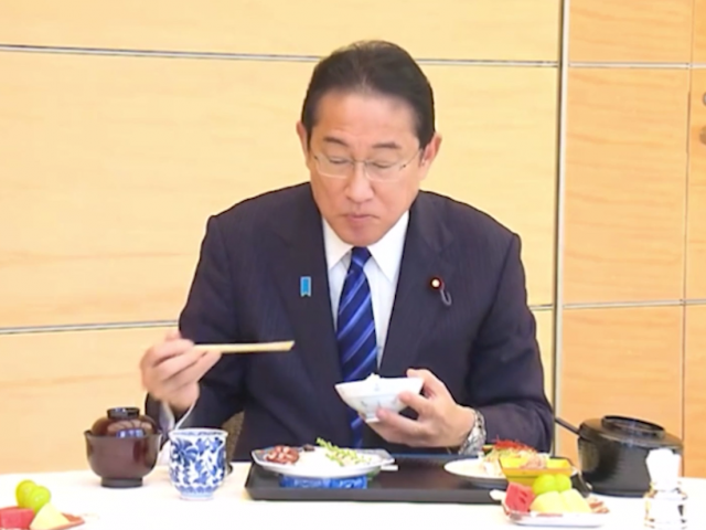 Японският премиер и трима негови министри хапнаха пред камера сурова риба от Фукушима