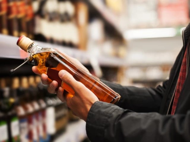 Рисковете от алкохола в Европа вече ще се посочват на  етикетите му