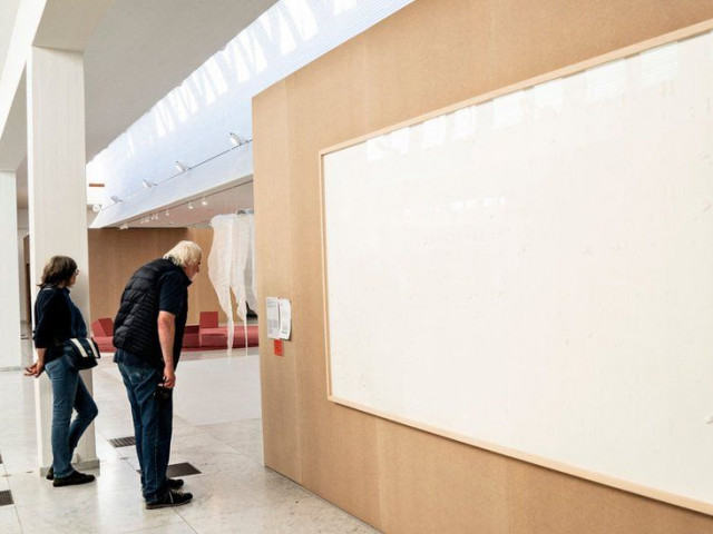 Датски музей си иска парите от художник, „нарисувал” две празни платна