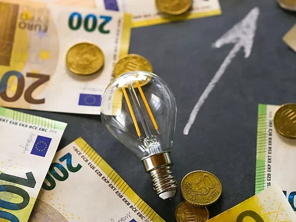 Кой плаща най-солено за ток и газ в Европа