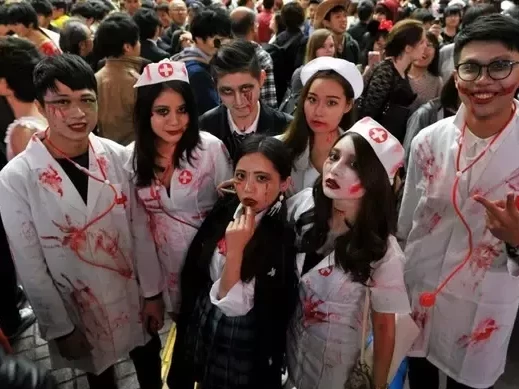 Китайците превърнаха маскарада за Хелоуин в протест