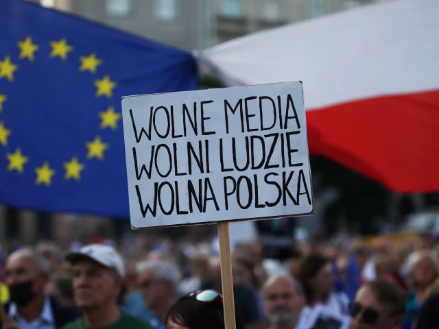 Полското правителство спря новинарския канал на държавната телевизия TVP Info