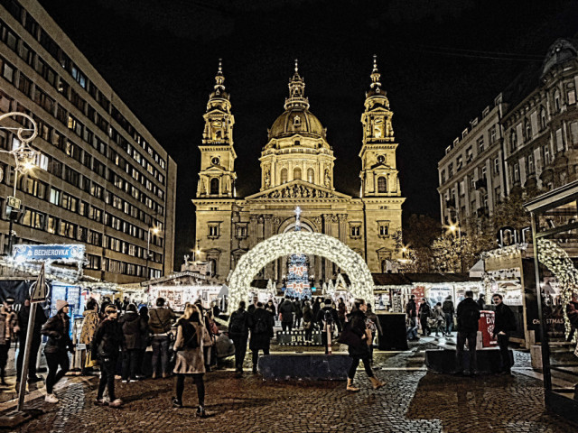 Коледните пазари в Будапеща предлагат лакомства на „смразяващи” цени