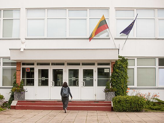 Фалшиви бомбени заплахи трети месец тормозят училищата в Литва
