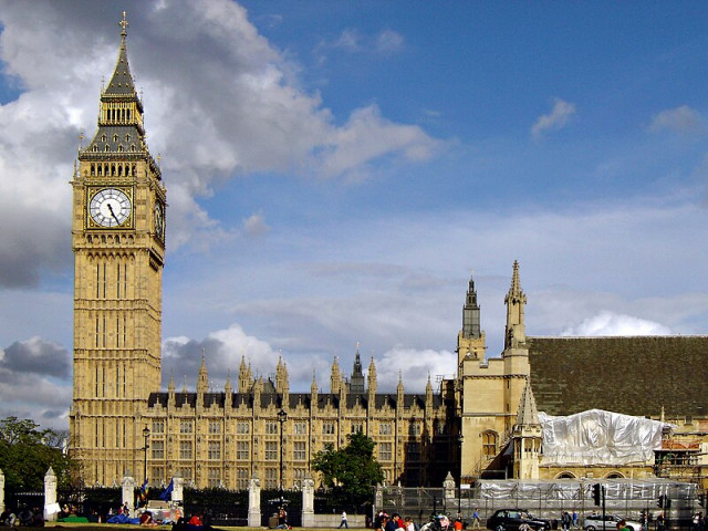 Фермери във Великобритания поставиха 49 плашила пред парламента в знак на протест