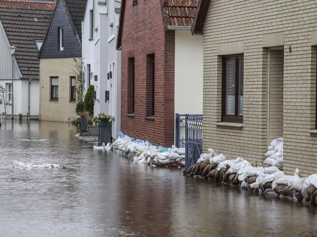 Повишен риск от наводнения в Германия,  Франция и Англия