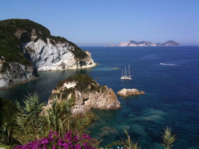 Почти необитаемият остров, наречен от Жак Кусто най-красивия в света