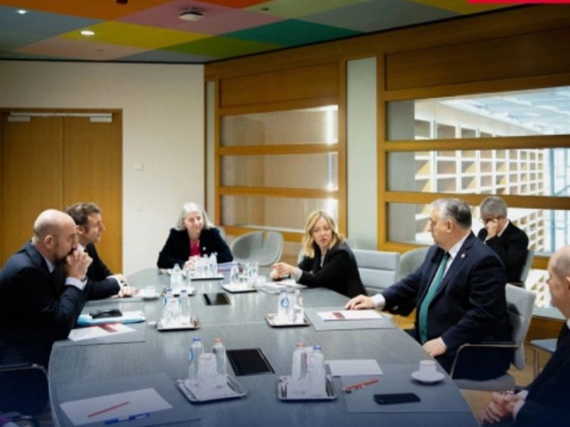 Орбан показа снимка от закритата среща с лидерите на ЕС за  помощта за Киев