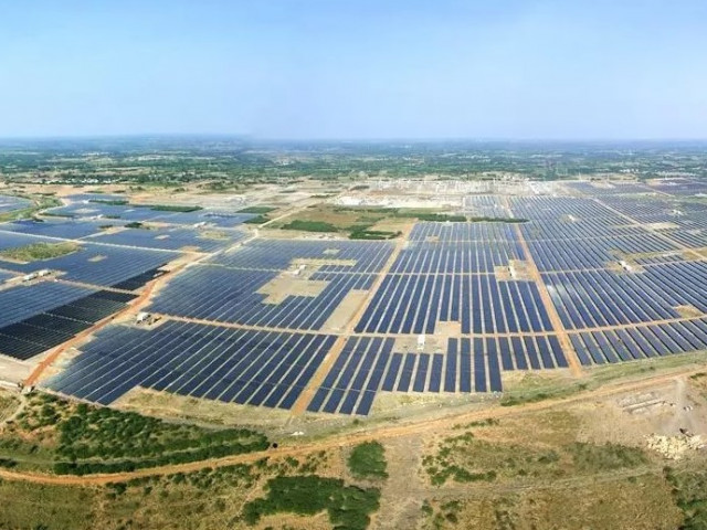 В Индия ще се появи слънчево-вятърна електроцентрала с размерите на Чикаго