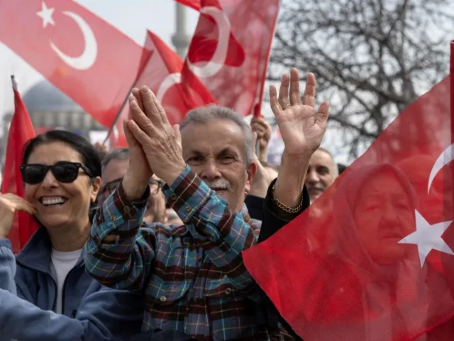 Турската опозиция печели местните избори с голяма преднина