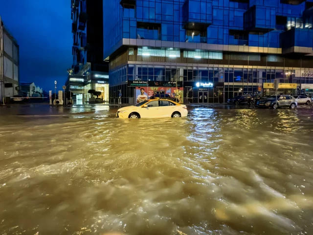 Мощни бури и проливни дъждове в ОАЕ и Оман