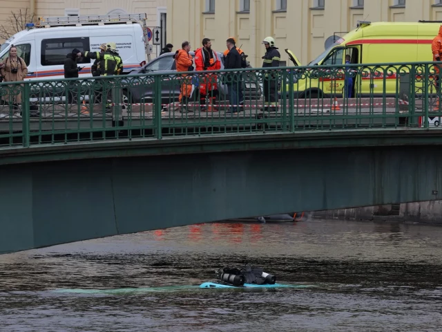 В Санкт Петербург автобус падна в река Мойка