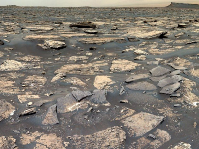 Марсоходът Curiosity изненадващо се натъкна на „земен  участък“