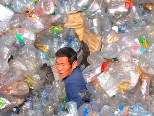 В Китай научиха микроби да „ядат“ пластмаса