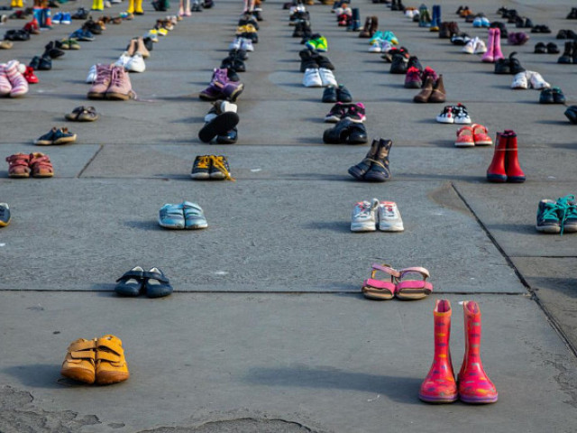 Хиляди детски обувки на площад в Лондон