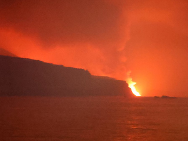Огненият поток в Ла Палма  вече се излива в океана