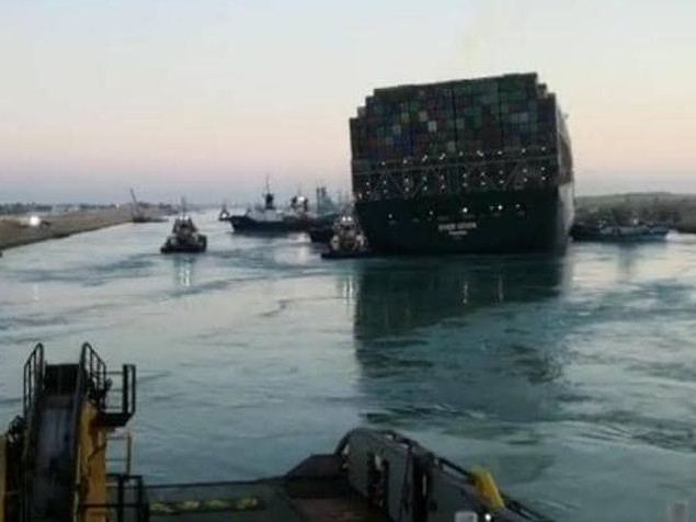 Египет арестува кораба, блокирал Суецкия канал, и поиска обезщетение