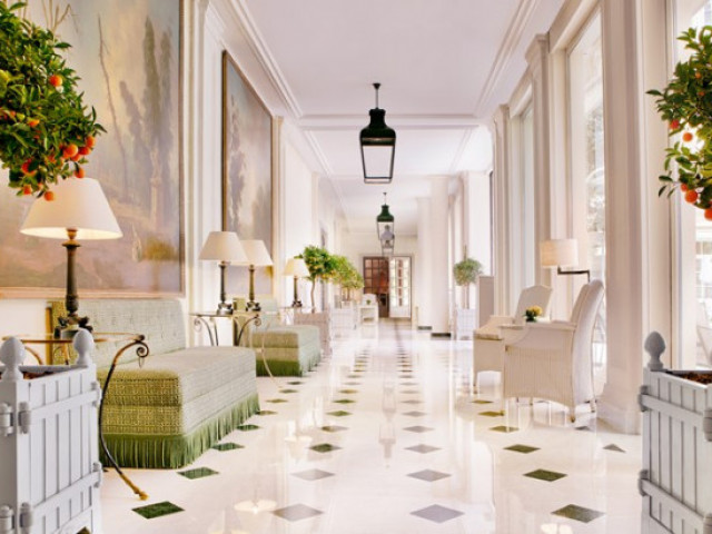 Дворцовите хотели в Париж отново отварят врати