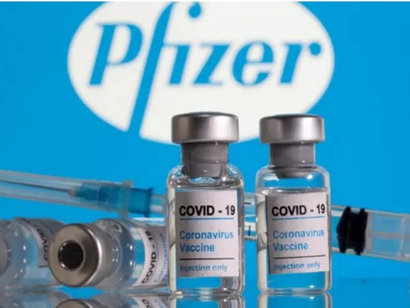 Две са малко: третата доза от ваксината Pfizer предотвратява тежкия ход на COVID-19