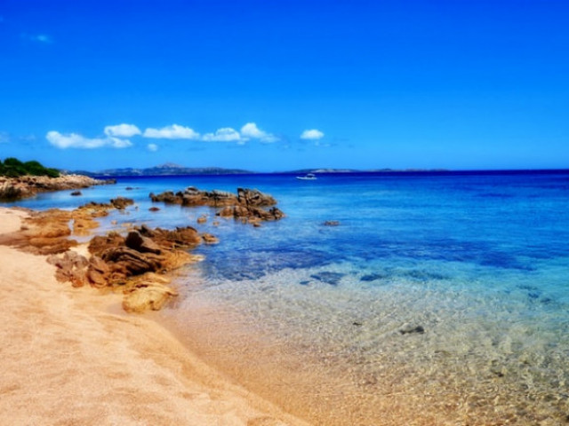 Сардиния налага такса за вход на един от най-известните си плажове