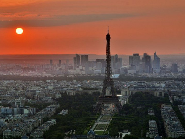 Франция се готви да „живее с вируса“ поне до лятото на 2021 г.