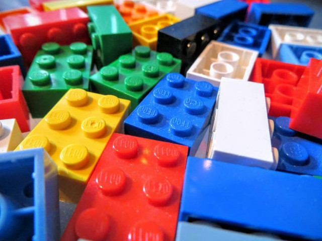 „Лего“ пуска тухлички с брайлова азбука