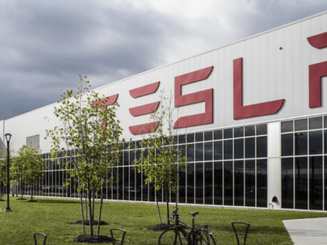 Tesla отчита печалби за четвърто поредно тримесечие