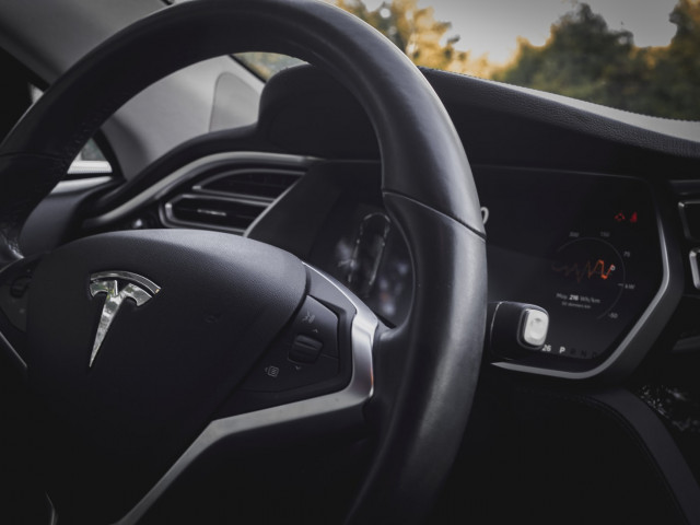 Tesla спира продажбата на най-евтиния си Model 3