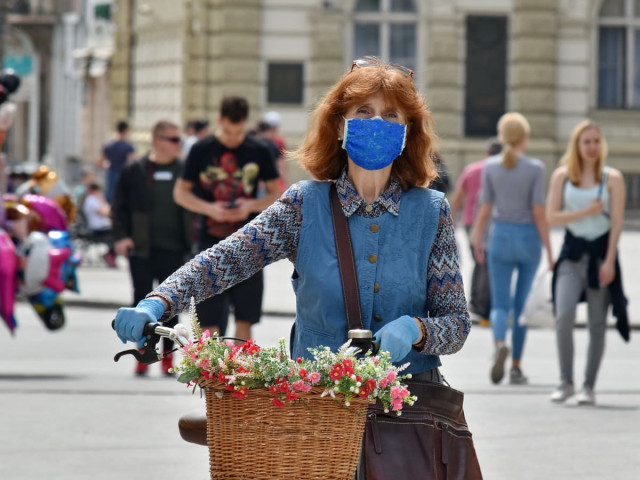 В Испания маските все още са задължителни на улицата и в закрити пространства