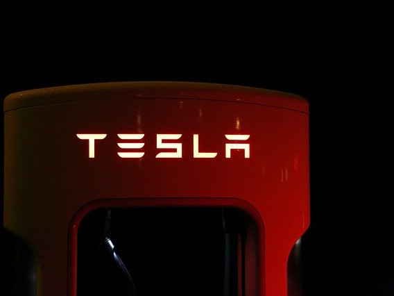 Шест жени едновременно подадоха иск срещу Tesla за полов тормоз