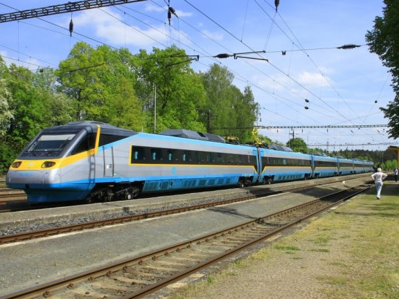 Влаковете в Германия ще преминат изцяло на енергия от вятъра и Слънцето