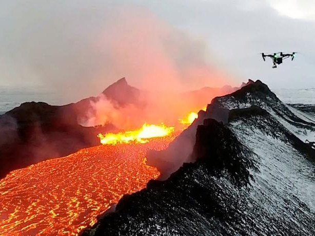 Научиха дрон да предсказва изригването на вулкани
