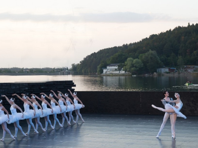 Балетната класика „Лебедово езеро" на езерото Панчарево