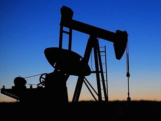 Инвеститори прогнозират поскъпване на петрола до края на годината