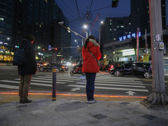 Светлинна сигнализация за разсеяни пешеходци поставят в Южна Корея