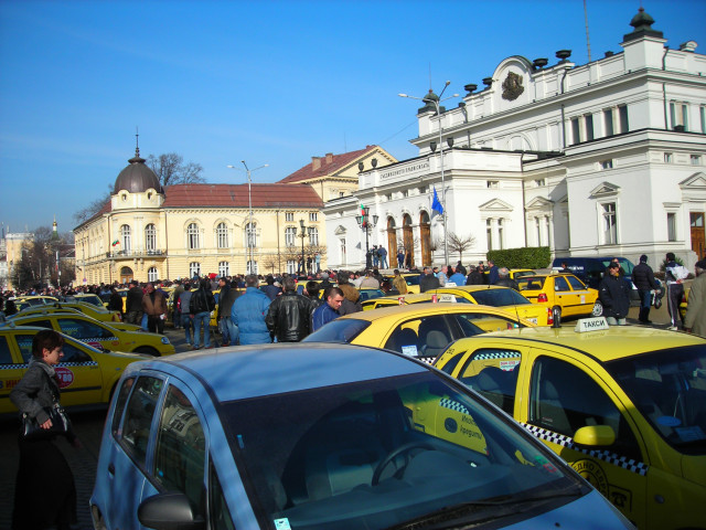 Таксиметровите шофьори излизат на общонационален протест