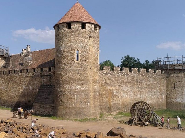 Обратно в миналото: Замък от XIII век изникна във Франция