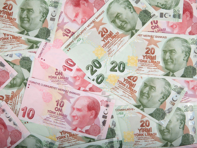 Турската лира скочи след уволнението на управителя на централната банка