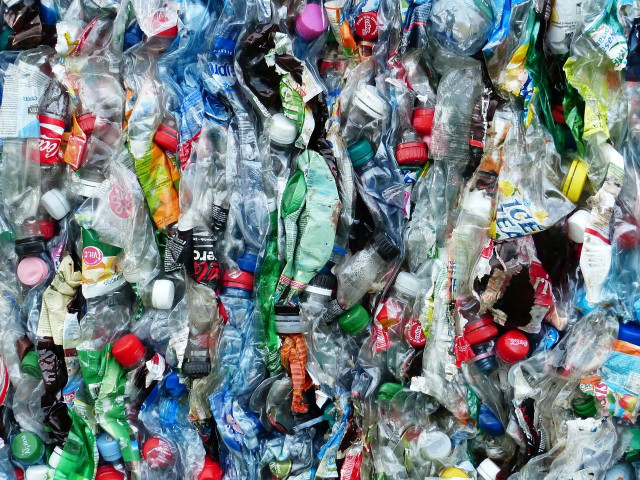 Учени намериха начин да разграждат напълно пластмасата