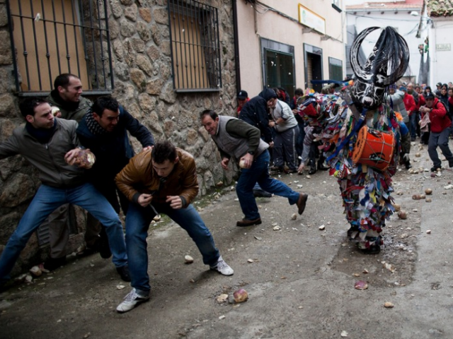 Испанският фестивал Харамплас - бой с репи и картофи срещу "похитителя на добитъка"