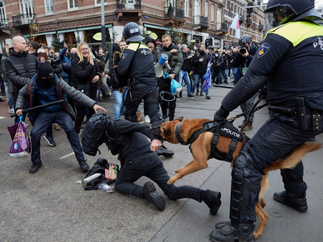 Полицията в Амстердам подгони протестиращите с кучета