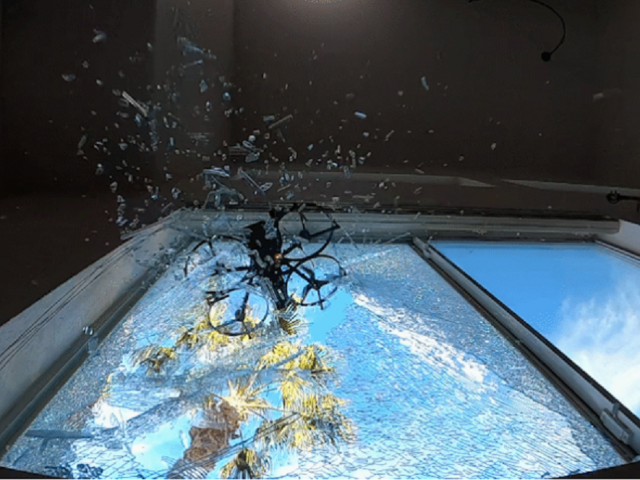 Полицейски дрон може да чупи прозорци и да прониква в помещения