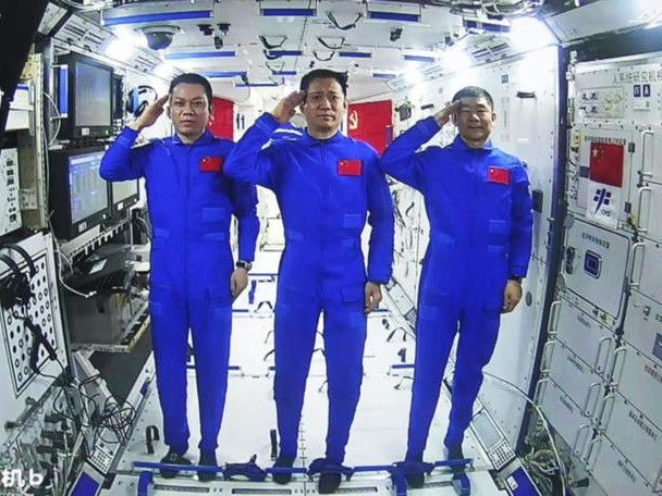 Тримата китайски астронавти се завърнаха на Земята