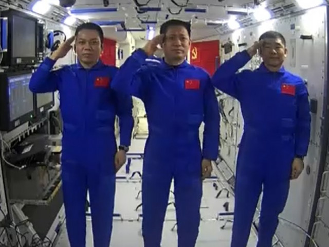 Китайските астронавти пуснаха интернет в Космоса