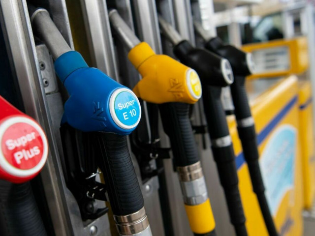 Министър Нинова възложи проверка на всички бензиностанции и търговци на горива